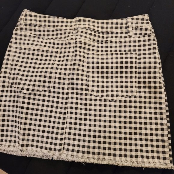 Hot Checkered Skirt w/ Frayed Hem - Picture 4 of 7